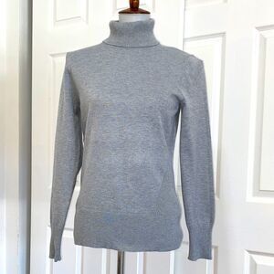 Cable & Gauge Light Gray Turtleneck Sweater